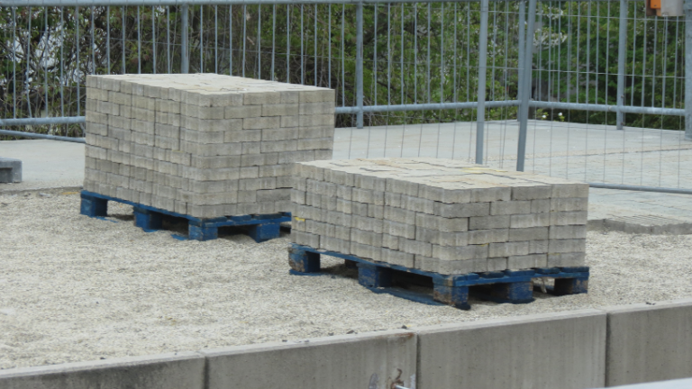 Valderci Malagosini Machado destaca o papel das guias e contenções para garantir estabilidade e desempenho dos pavers em áreas de tráfego moderado.