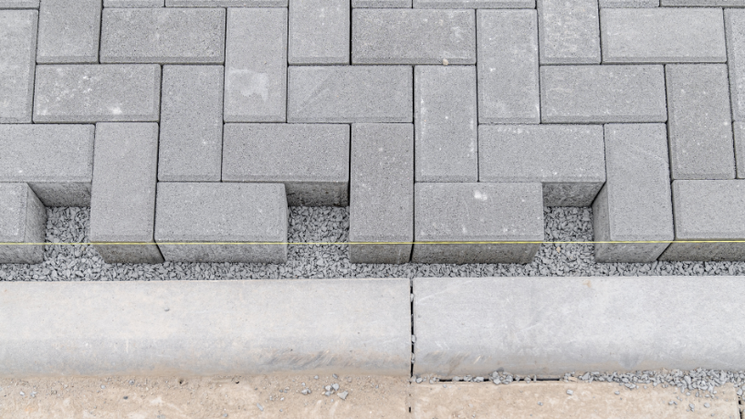 Segundo Valderci Malagosini Machado, guias e contenções bem executadas são essenciais para a durabilidade e o bom comportamento dos pavers sob tráfego moderado.