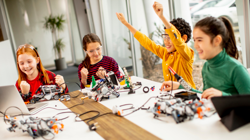 Com Gustavo Morceli, entenda por que aprender a criar com robótica desenvolve autonomia e pensamento crítico, indo além do simples código.