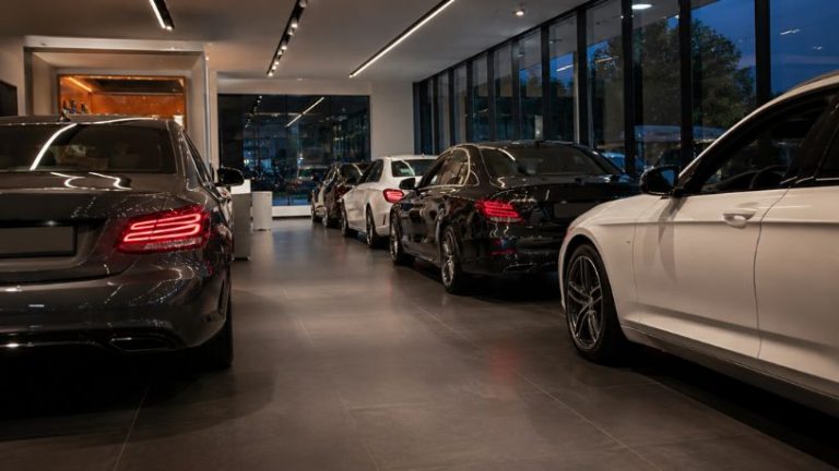 O Mercado Automotivo de Luxo e a Política de Posicionamento de Marcas Premium no Brasil O Mercado Automotivo de Luxo e a Política de Posicionamento de Marcas Premium no Brasil