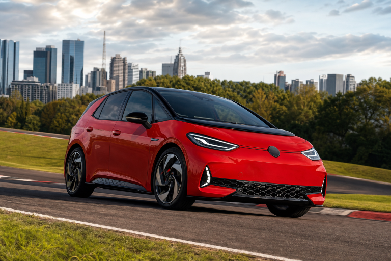Volkswagen ID.3 GTI elétrico combina 326 cv, visual esportivo e estreia prevista para 2027 Volkswagen ID.3 GTI elétrico vermelho em enquadramento externo, com visual esportivo e detalhes pretos na carroceria