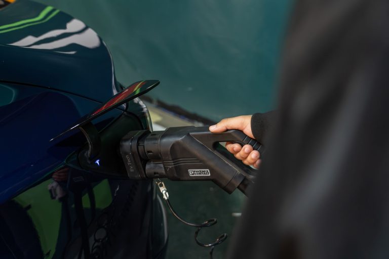 Leapmotor revela bateria que elimina a tradicional unidade de 12 volts em carros elétricos Close de um carro elétrico conectado a uma estação de carregamento.