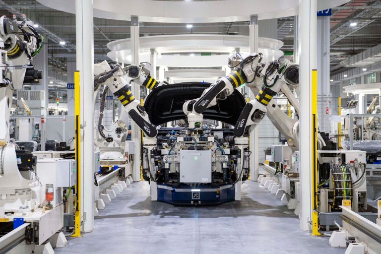 Novo Mercedes-Benz GLA entra em produção com versões elétrica e híbrida na mesma linha Robôs industriais montam um automóvel em uma linha de produção moderna.