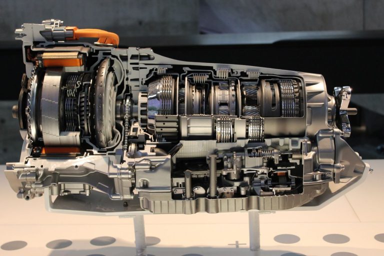 Honda Hybrid: nova tecnologia híbrida estreia em 2027 com plano de 15 modelos Vista detalhada do corte de uma transmissão automotiva, com engrenagens e mecanismos internos visíveis