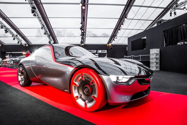 Carro-conceito futurista exposto em um salão do automóvel